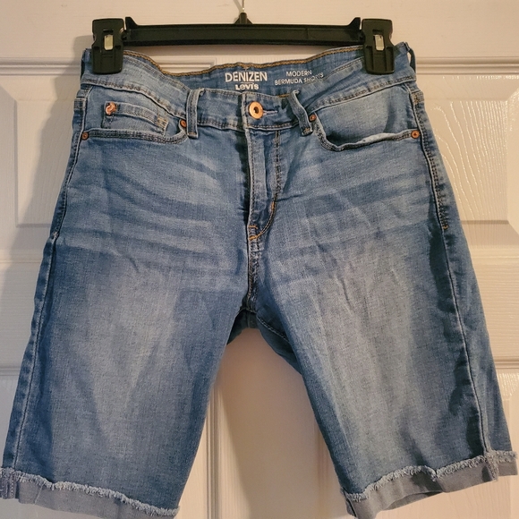 Like New Levis Modern Bermuda Shorts 